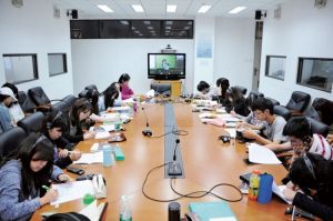 图9 流动校园项目学生通过远程设备听讲韩国东西大学历史课程