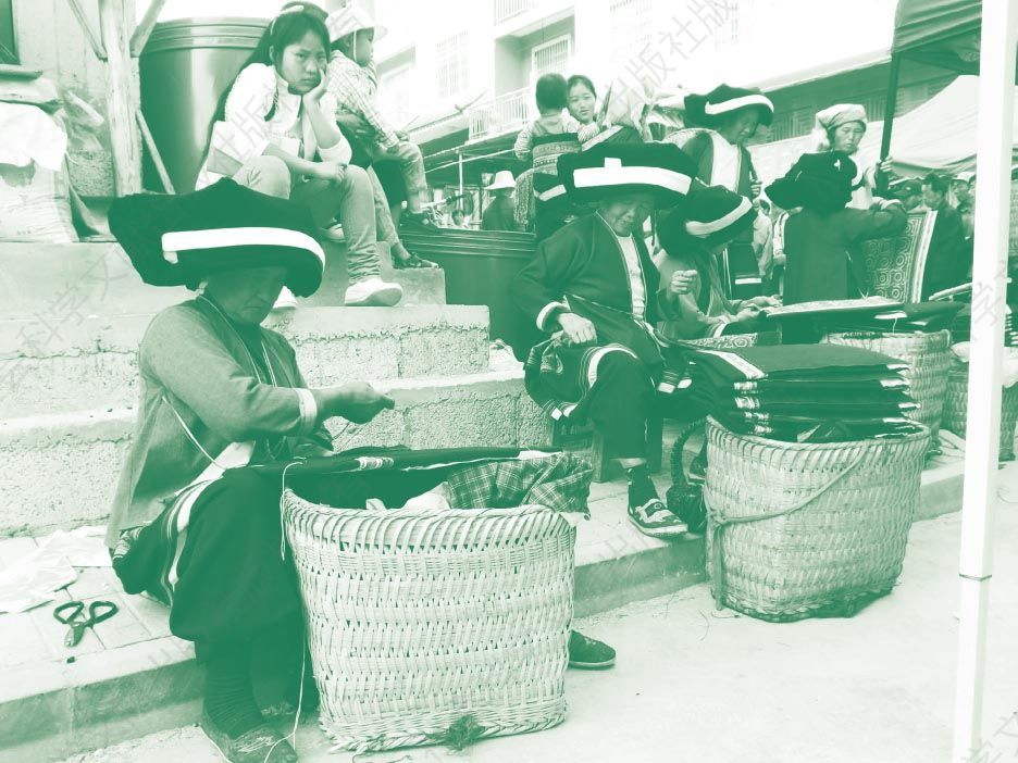 图1-6 隆林德峨圩妇女们正在售卖自织的土布