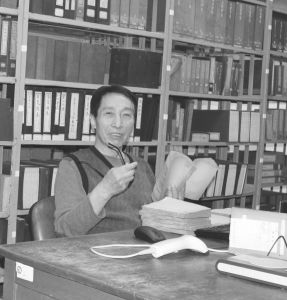 晁福林先生在历史学院资料室查阅资料