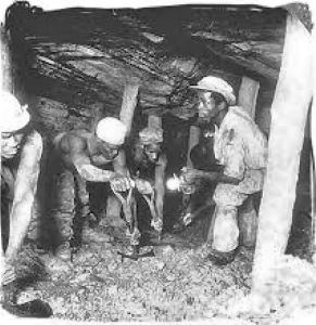 图2 黄金矿业中的工人