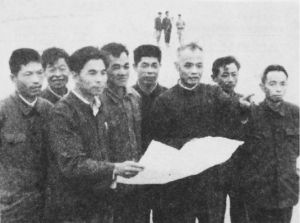 1982年，萧山县县委书记费根楠（前排左二）带领县围垦指挥部干部和水利人员勘察围涂