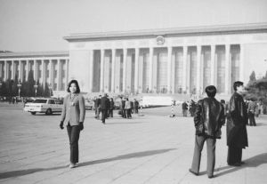 1983年，汤林美出席第六届全国人大一次会议时在北京人民大会堂前
