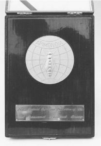 1994年，第33届国际养蜂大会特别金奖