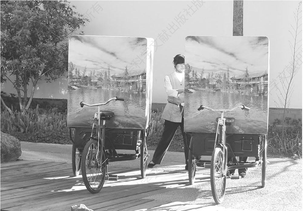 图10 丽江和府皇冠假日酒店内的运输工具都是人力车或电瓶车，体现了更加环保和减碳的理念（张广瑞摄）