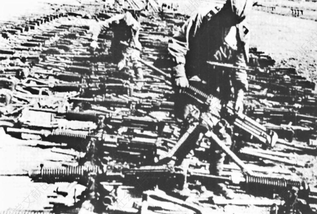 1945年9月苏联红军将缴获的大批日本枪械转交给进入东北的中共军队