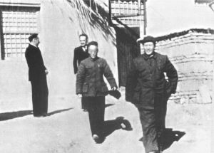 1949年1月底2月初米高扬访华。图为毛泽东、师哲、米高扬和阿洛夫在西柏坡