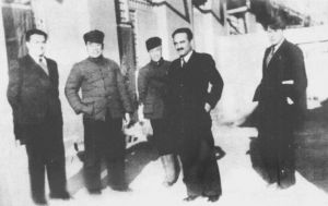 1949年2月米高扬访问西柏坡，从左至右：伊·瓦·科瓦廖夫、周恩来、师哲、米高扬、叶·尼·科瓦廖夫（翻译）