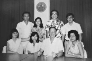 图10 初抵香港，与施拉姆合影（1978）。后排右起是朱立和作者