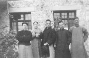 图7-2 1924年，胡适（左三）与徐志摩（左二）、蒋梦麟（右一）出游。（台湾中研院胡适纪念馆提供）