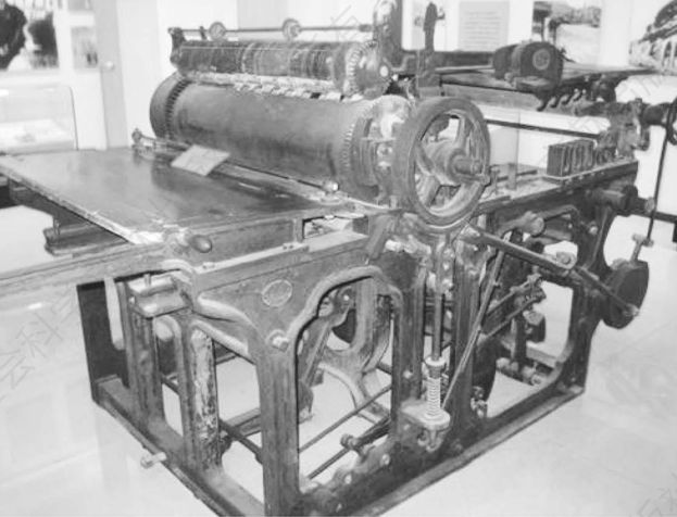 图7-15 当年中央印刷厂在延安使用过的印刷机（李金铨摄）