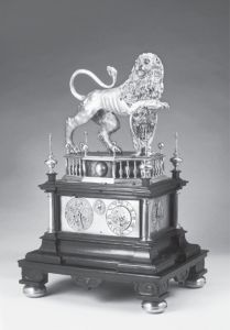 汉斯·布什曼1650年前后在奥格斯堡制作的家用座钟，展示了一头由机械控制的狮子。这只狮子能够转动眼珠，每15分钟会张开嘴巴。在那时，所示时间的准确性是次要的。