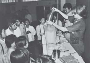 图2.3 1983年，“加拿大安大略科学中心展览”工作人员在进行科学表演