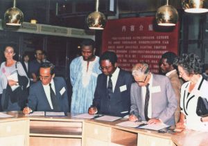 图2.9 1988年9月，国际科学联合理事会的专家、学者参观即将对公众开放的中国科技馆