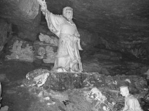 图7 河南省登封市禹洞内的大禹神话塑像（户晓辉摄于2007年11月2日），这种当代图像“叙事”已经很少具备文本的动态性