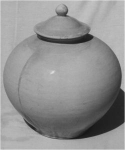 图3 白瓷盖罐，河北邢窑或定窑出产，勿里洞船货，9世纪早期