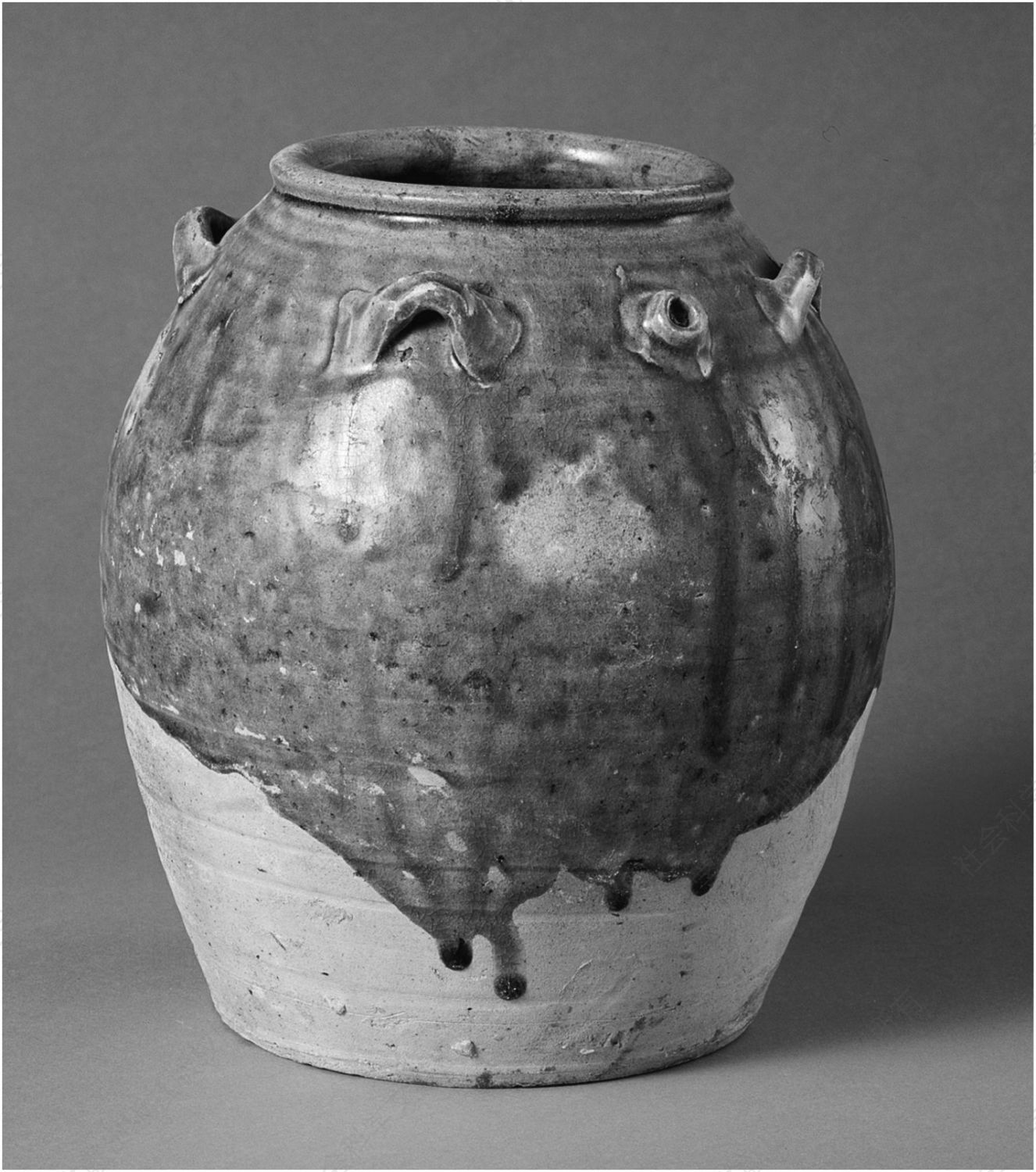 图5 青瓷水罐，可能是在广东生产，勿里洞船货，9世纪早期，高25厘米