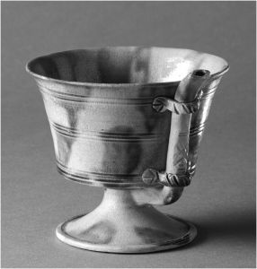 图7 白釉绿彩带流高足杯，可能为河南巩县窑出产，勿里洞船货，9世纪早期