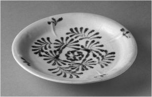 图10 青花盘，可能为河南巩县窑出产，勿里洞船货，9世纪早期