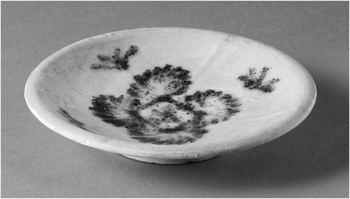 图11 青花盘，可能为河南巩县窑出产，勿里洞船货，9世纪早期
