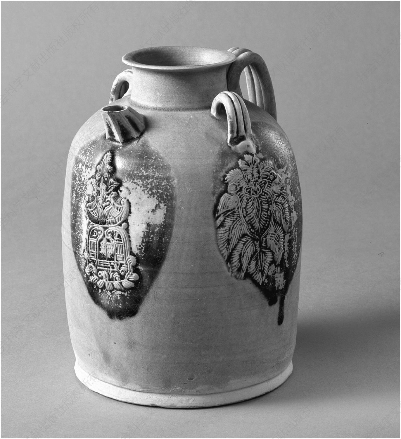 图13 模印贴花点彩执壶，湖南长沙窑出产，勿里洞船货，9世纪早期