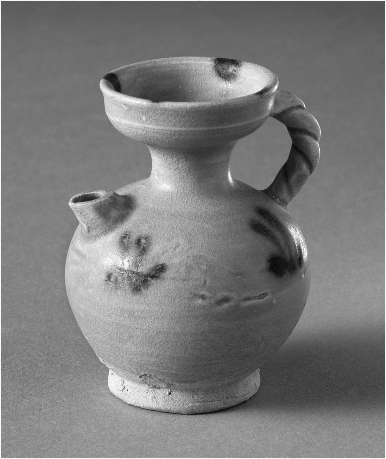 图14 点彩索柄执壶，湖南长沙窑出产，勿里洞船货，9世纪早期，高8.7厘米