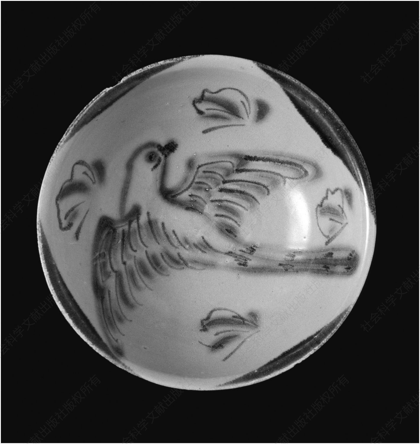 图16 褐彩飞鸟纹碗，湖南长沙窑出产，勿里洞船货，9世纪早期