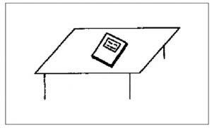 图6-4 主体和背景：书与桌子
