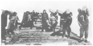 在日军监视下正在修路的弓长岭铁矿劳工