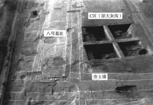 图2.1-2 偃师商城宫城祭祀C区发掘现场（由东向西摄影）