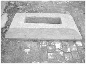 图2-2-2 墓碑榫槽
