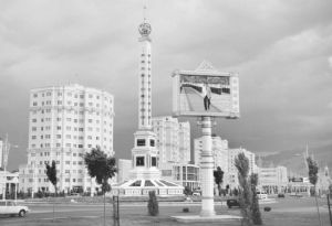 图5-16 阿什哈巴德市中心的巨型温度计与广告大屏幕