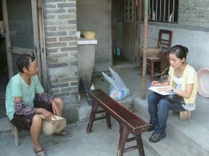 2010年7月，课题组成员在农户家中与刚刚下地回来的家庭妇女进行交谈。