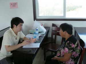 2010年7月，课题组成员在江苏对农户进行问卷调查。