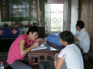 2010年7月，课题组成员在江苏农户家中对其进行问卷调查。