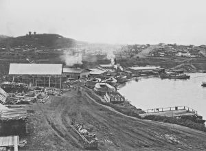 图63 库别洛夫山谷的朝鲜小镇，后面是阿穆尔湾，低于铁路路基的地方，是法国人居里·蒙谢开设的锯木厂，其后面是昆加斯内岬角。1905年摄