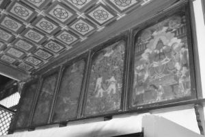雍和宫时轮殿 建于清乾隆九年（1744），是雍和宫僧侣学习天文和历法的场所。正中供宗喀巴大师像，其南侧供贾曹杰像，其北侧供克珠杰像。宗喀巴师徒三尊前方供时轮金刚立体坛城模型。殿内左侧还供有以文殊菩萨为主尊的三怙主造像。殿内右侧挂有此幅关帝唐卡画像。（笔者摄于2012年8月5日）