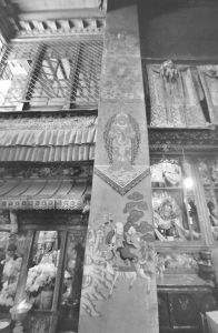 扎基寺扎基女神塑像左侧壁柱上的壁画乃穷护法神、格萨尔王、扎基女神、骑长寿鹿的老人。（笔者与Studer elke教授于2012年6月12日一同考察扎基寺时摄）