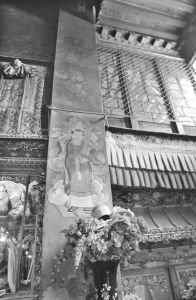 扎基寺扎基女神塑像左侧壁柱正对面壁柱上的壁画大梵天、娘热杰钦、关圣帝君（“文化大革命”后重建扎基寺时，关帝原先形象已经遗失，画师创作一个象征性的汉地神像）六长寿。（笔者与Studer elke教授于2012年6月12日一同考察扎基寺时摄）