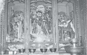 色拉寺属寺扎基寺护法殿东侧神龛内的“  卫则姊妹”护法神塑像