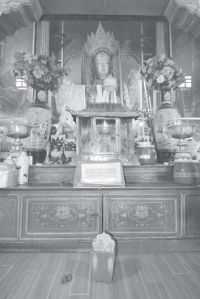 功德林寺白度母殿内主尊佛像如意法轮白度母（  ），塑像前的经书文本是（  《箭卦签诗预言》和装有一百根竹签签条的抽签用具签筒。）