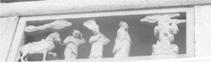 图1-8 “黄阁重纶”牌楼上的雕刻图“千里单骑”[自摄]