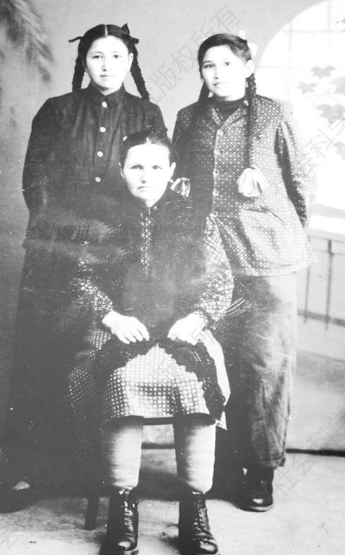 1953年阿布罗西娅与女儿合影