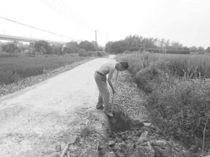 正在挖涵洞的村民郭年伦（由笔者拍摄）