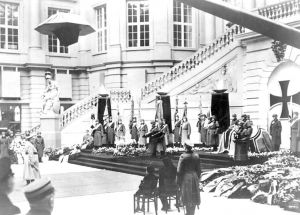 图2 希特勒在军械库庭院内举行英雄追悼会，军械库沦为纳粹宣传地