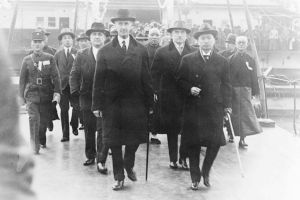 1932年李顿调查团到达汉口 李顿（前列左）、顾维钧（前列右）