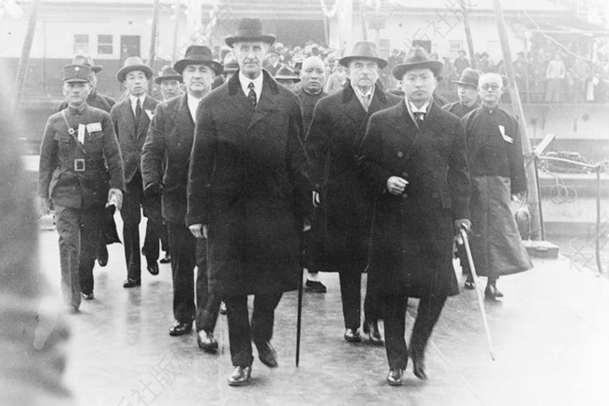 1932年李顿调查团到达汉口 李顿（前列左）、顾维钧（前列右）
