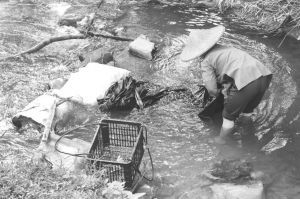 图4-8 妇女在溪水中漂洗蓝染布