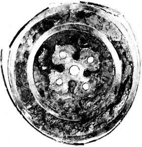 图7 洛阳汉墓出土漆器上的柿蒂形铜饰及琉璃珠