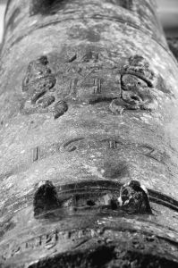 图7 现藏于湛江市博物馆的荷兰铜炮（作者拍摄）