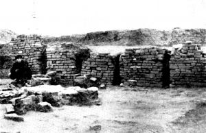 图4 后赵时重修的长安城宣平门中门道砖壁（由北往南摄）
